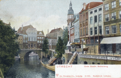1358 Gezicht op de Oudegracht Weerdzijde te Utrecht, met centraal de Bakkerbrug en rechts een paardentram.